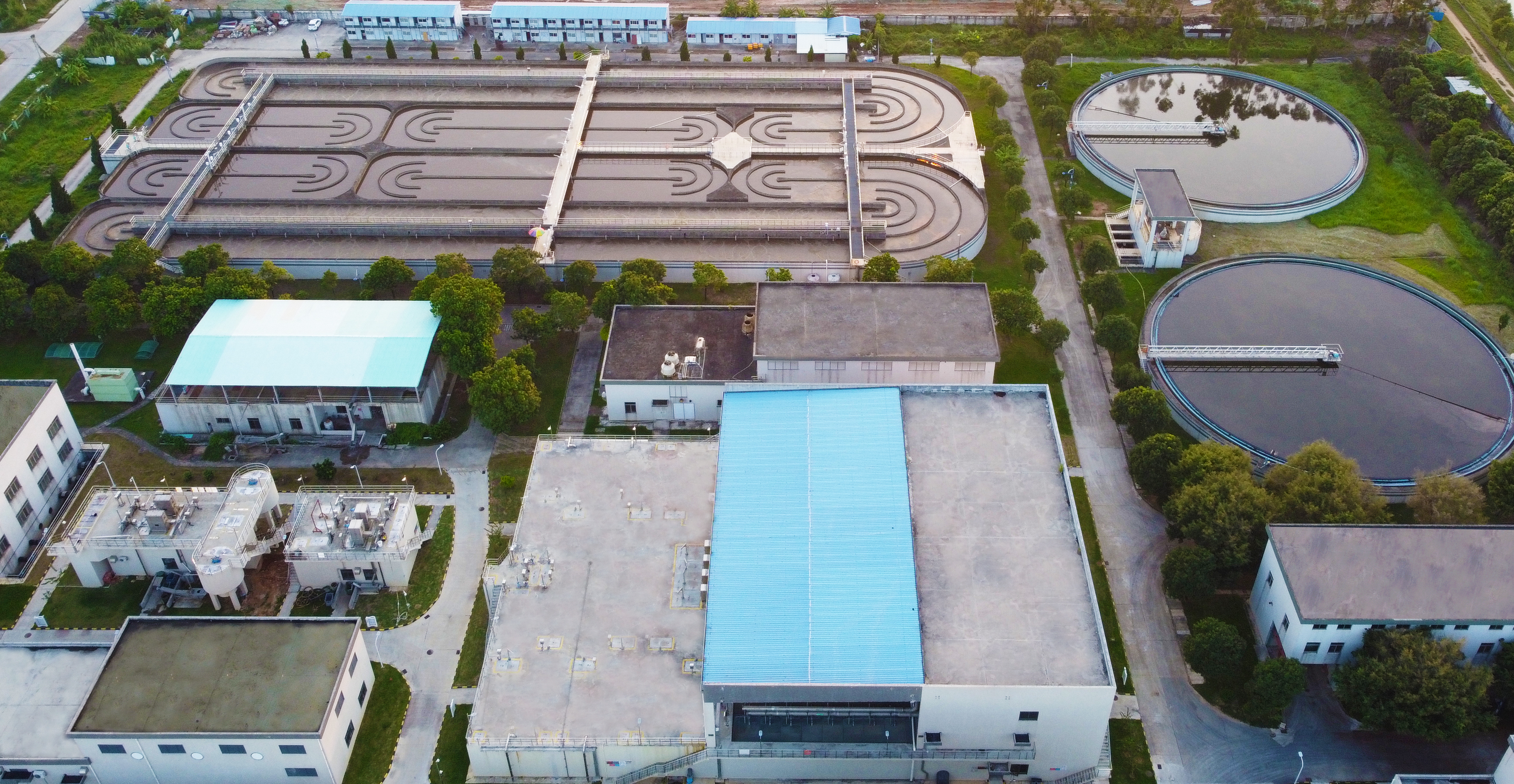20221028-环境学院陈吕军教授团队发文揭示能 水基础设施共生的降碳、节水与经济效益-郭扬-污水处理厂实景图.jpg 20221028-环境学院陈吕军教授团队发文揭示能 水基础设施共生的降碳、节水与经济效益-郭扬-污水处理厂实景图.jpg